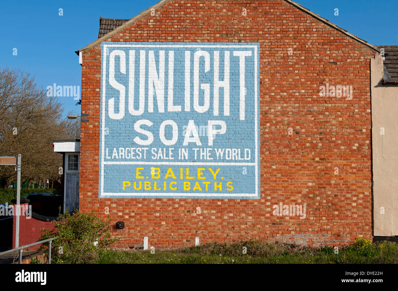 La luce del sole annuncio di sapone di parete, Bletchley, Buckinghamshire, Inghilterra, Regno Unito Foto Stock