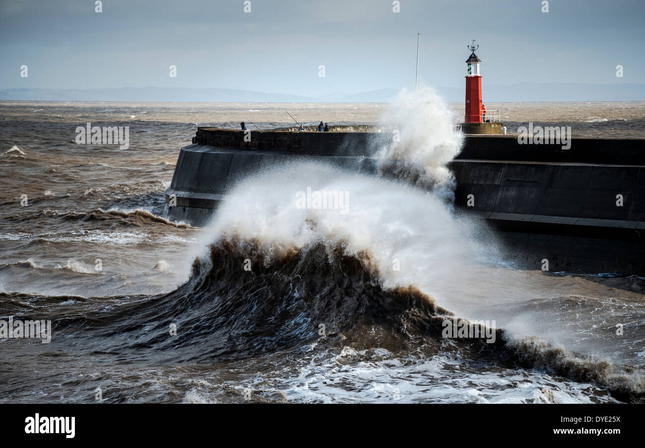 Il mare in tempesta a Watchet Harbour Foto Stock