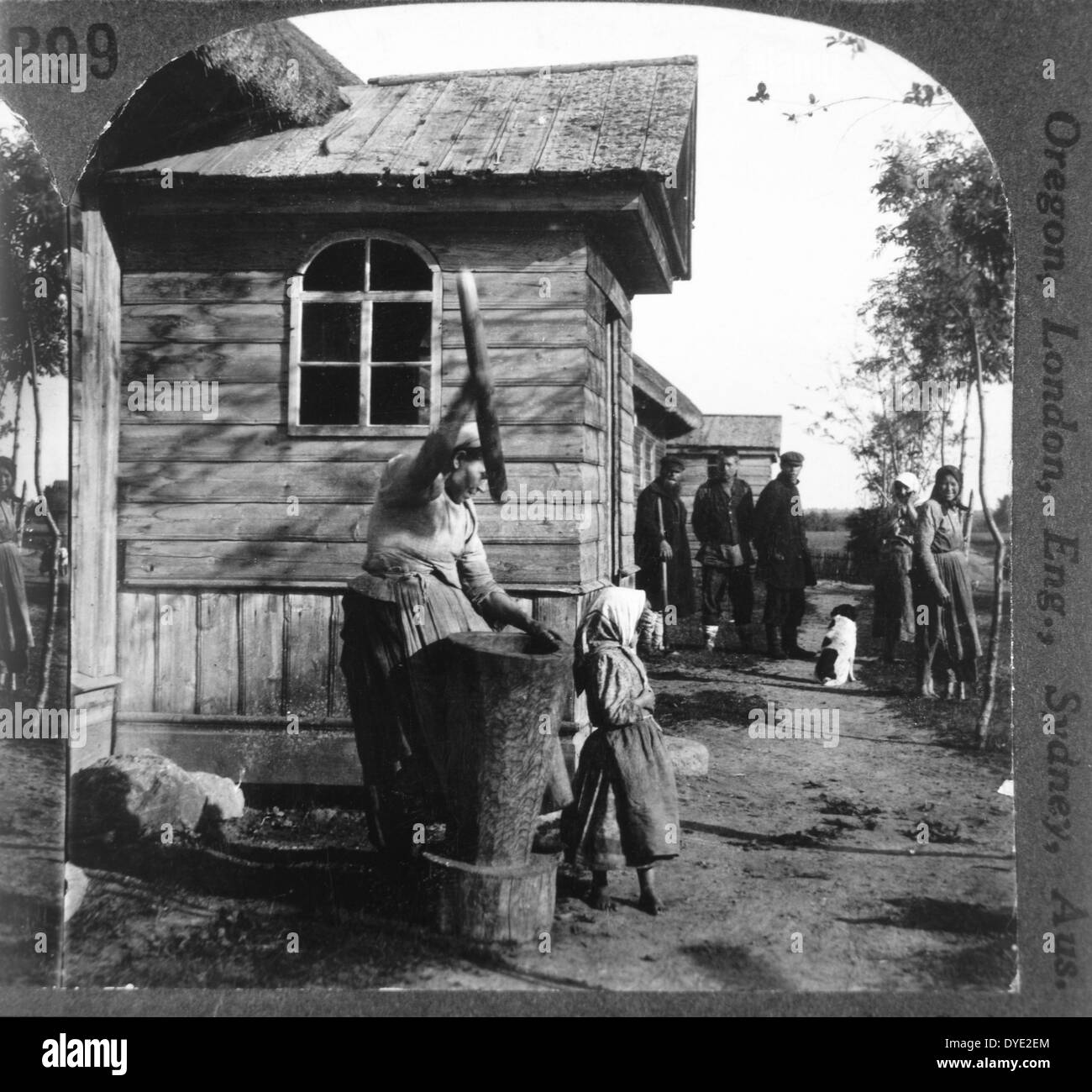 Contadina di grano di frantumazione, Russia, circa 1900 Foto Stock