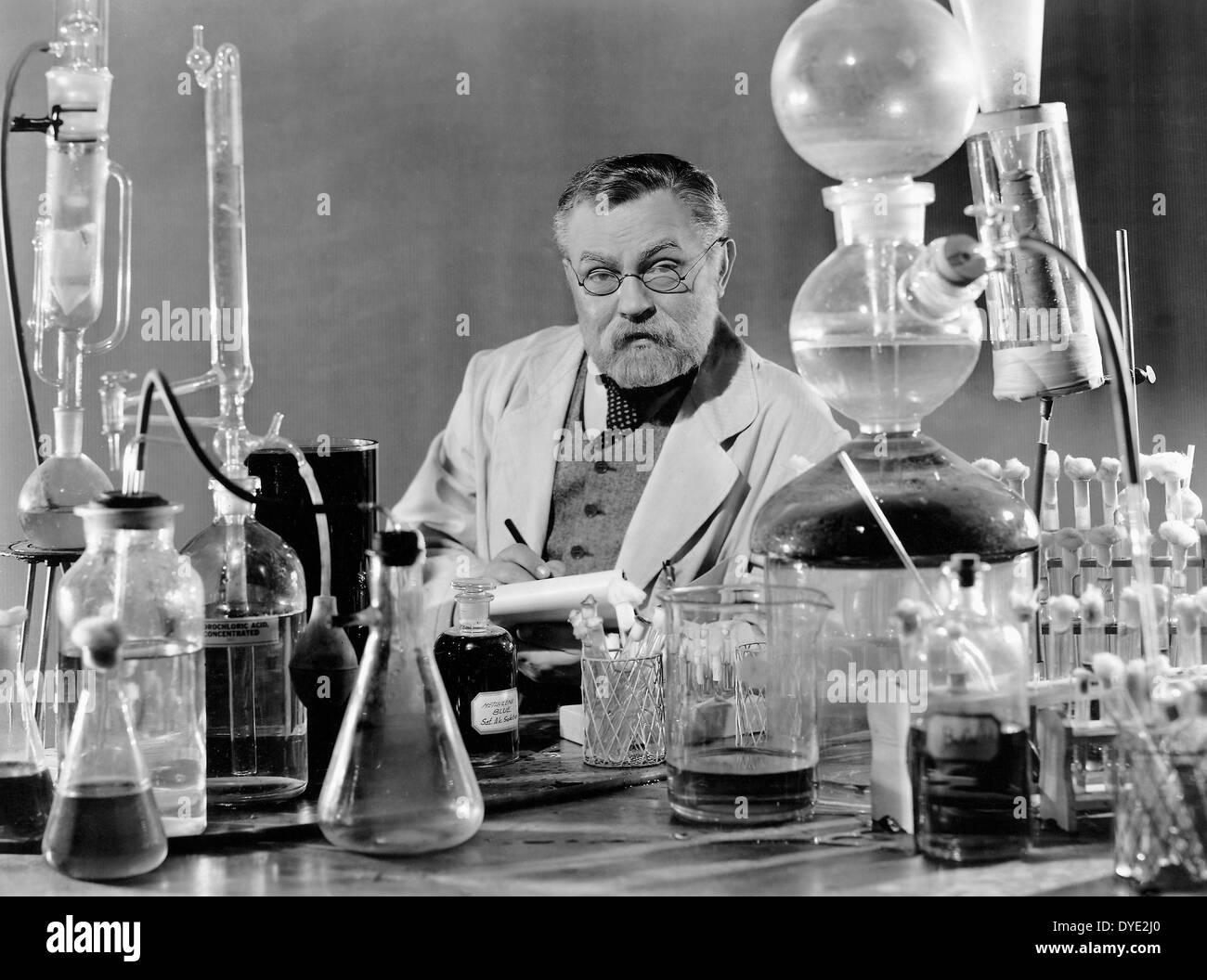 Edward G. Robinson, sul set del film, 'Dr. Ehrlich Magic Bullet', 1940 Foto Stock