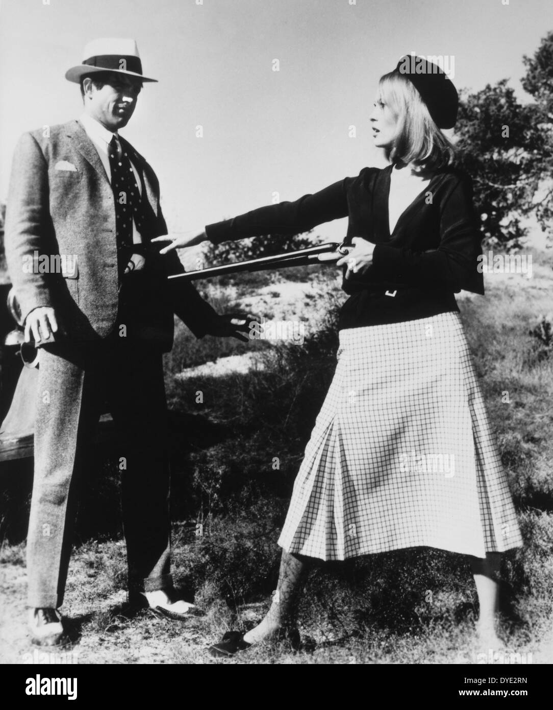 Faye Dunaway e Warren Beatty, sul set del film, 'Bonnie e Clyde', 1967 Foto Stock