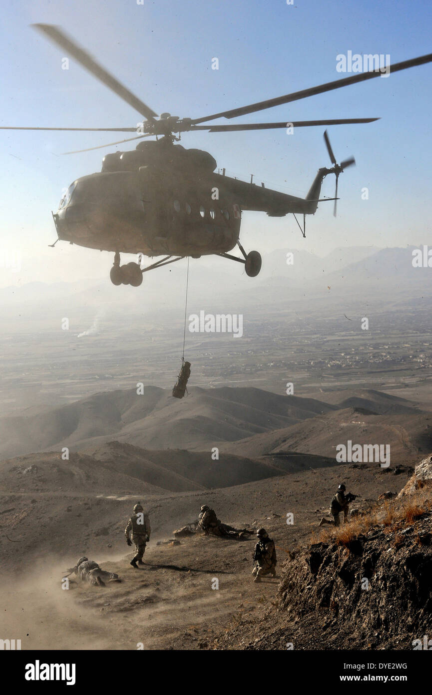 Lucidare le operazioni speciali i soldati e i medici insieme con i soldati USA durante 9 linea di evacuazione medica formazione soccorso garantendo un'area Dicembre 7, 2009 in provincia di Ghazni, Afghanistan. Foto Stock