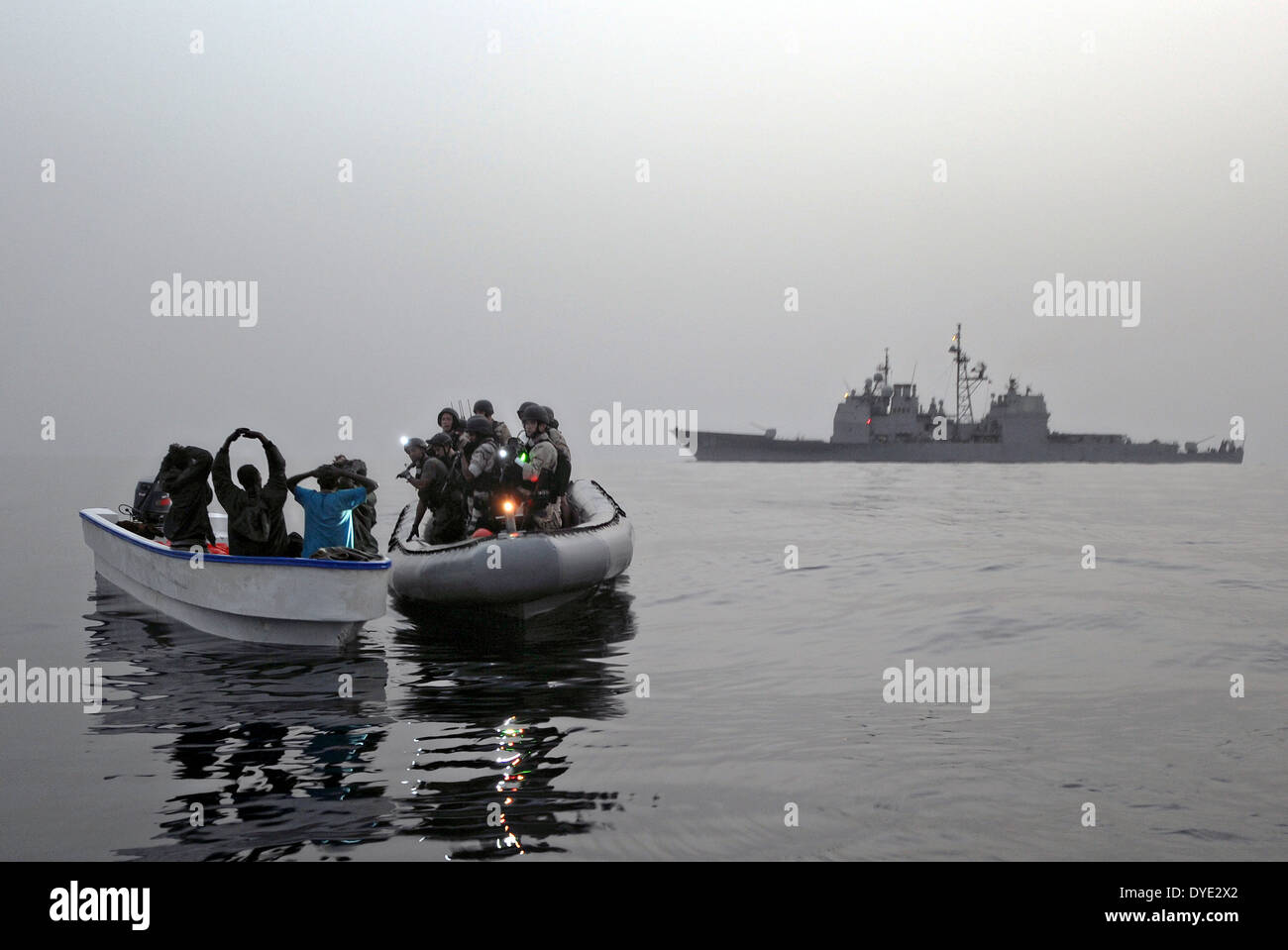 Un US Navy visita, scheda, ricerca e sequestro del team guidato da-missili cruiser USS Anzio indaga su un sospetto di pirate skiff Luglio 22, 2011 nel Golfo di Aden. Foto Stock