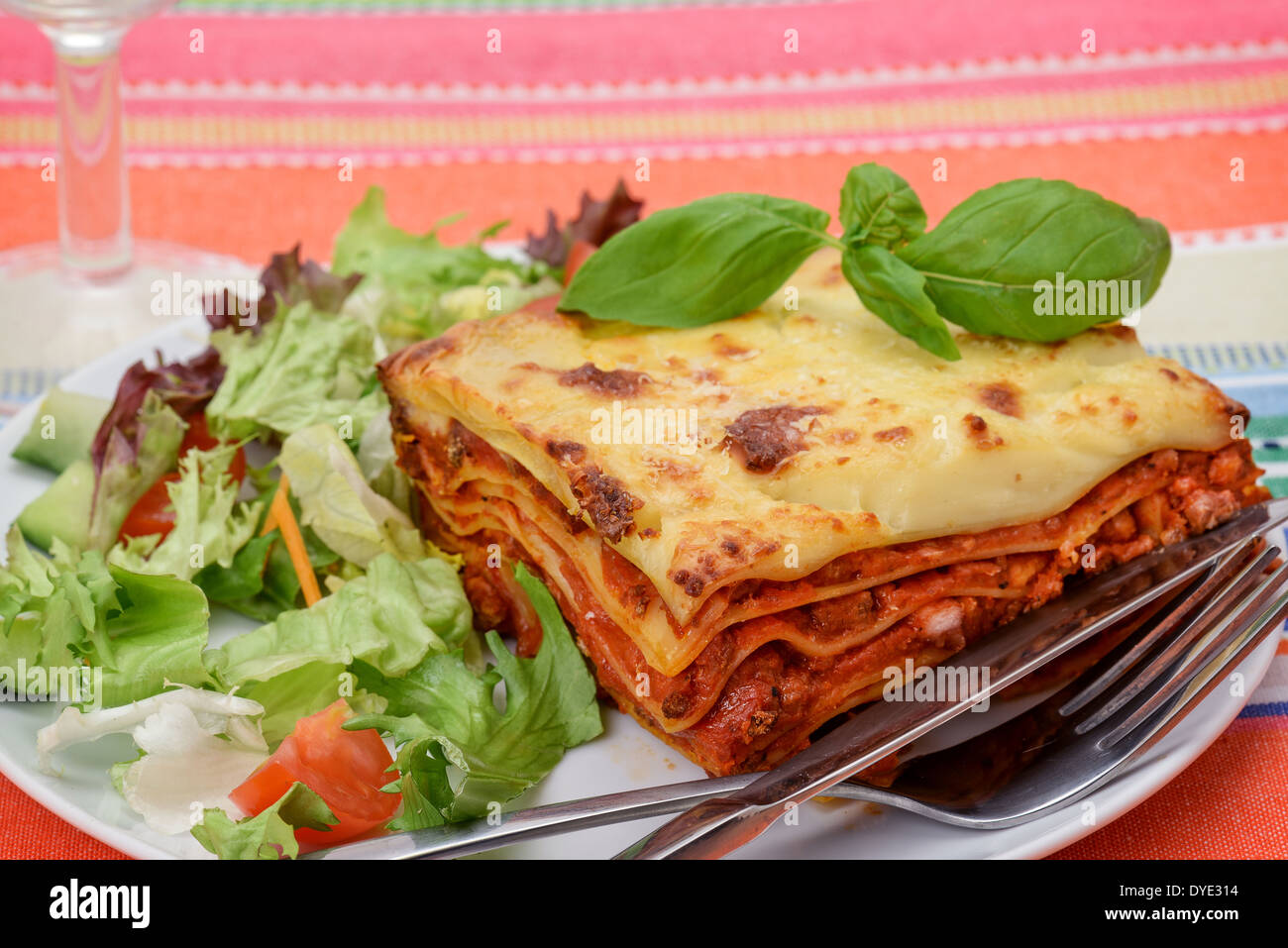 Carni bovine Lasagne al Forno con insalata - studio shot Foto Stock