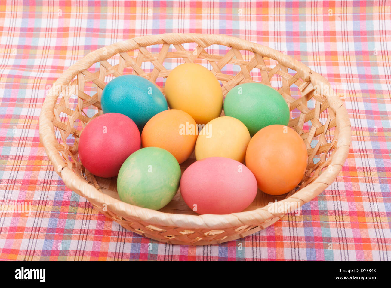 Pasqua uova colorate nel cestello sulla tovaglia. Foto Stock