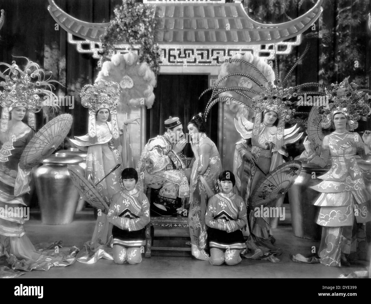 Nick Lucas, Myrna Loy, sul set del film "Show di mostra', 1929 Foto Stock