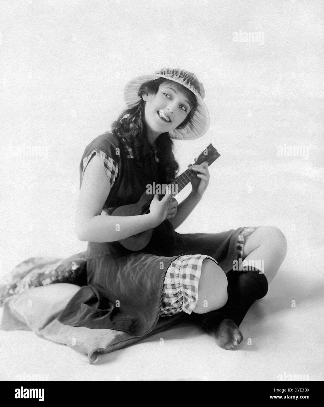 Carmelo Myers giocando Ukulele, circa 1920s Foto Stock