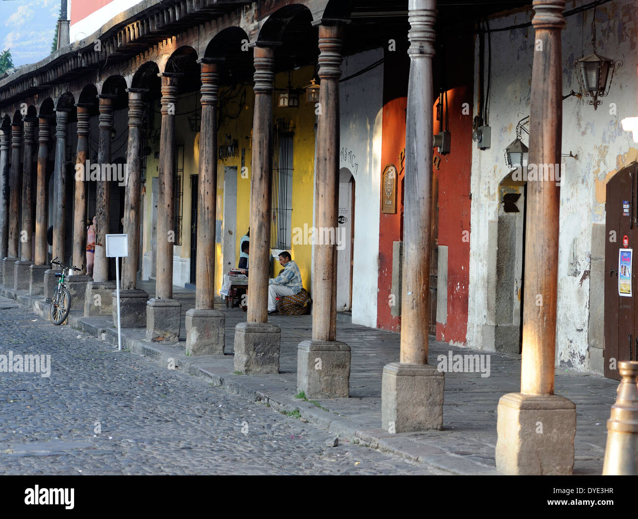 Porticato sul lato occidentale del Parque Central. Antigua Guatemala, Repubblica del Guatemala. Foto Stock