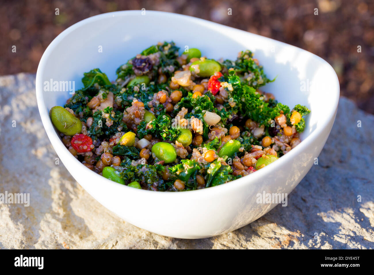 Materie paleo quinoa insalata di cavolo in una terrina. alimentazione sana dieta alimentare. Foto Stock