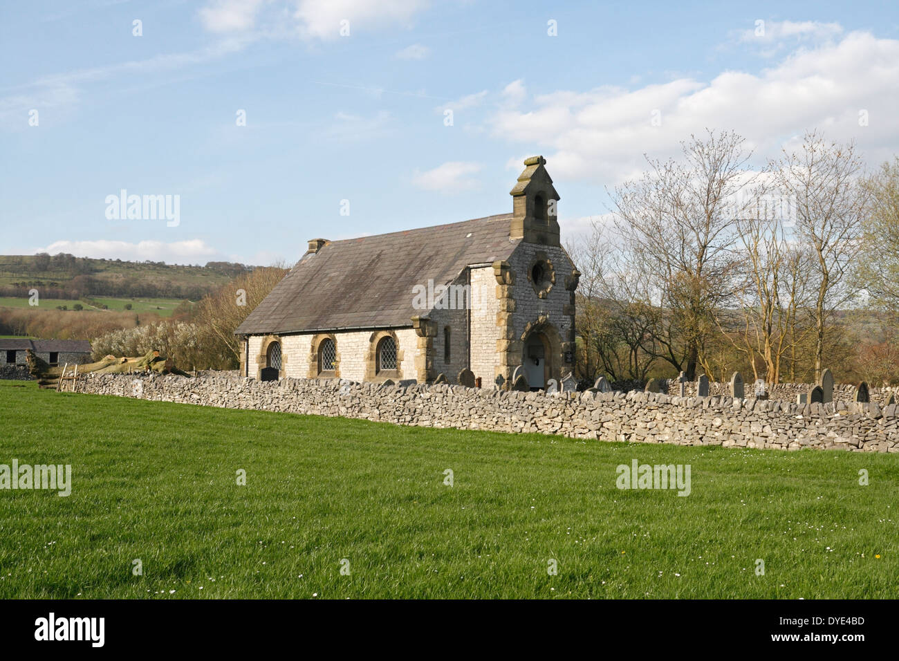 Pittoresca chiesa di Little Longstone, Monsal Head Derbyshire England UK Peak District National Park, chiesa di un villaggio rurale inglese luogo di culto Foto Stock