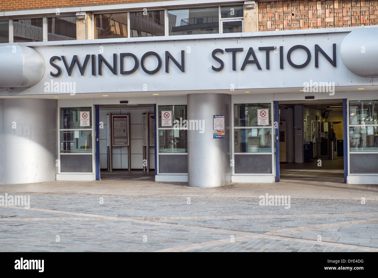 Il segno e l'ingresso alla stazione ferroviaria a Swindon, Wiltshire, Regno Unito Foto Stock