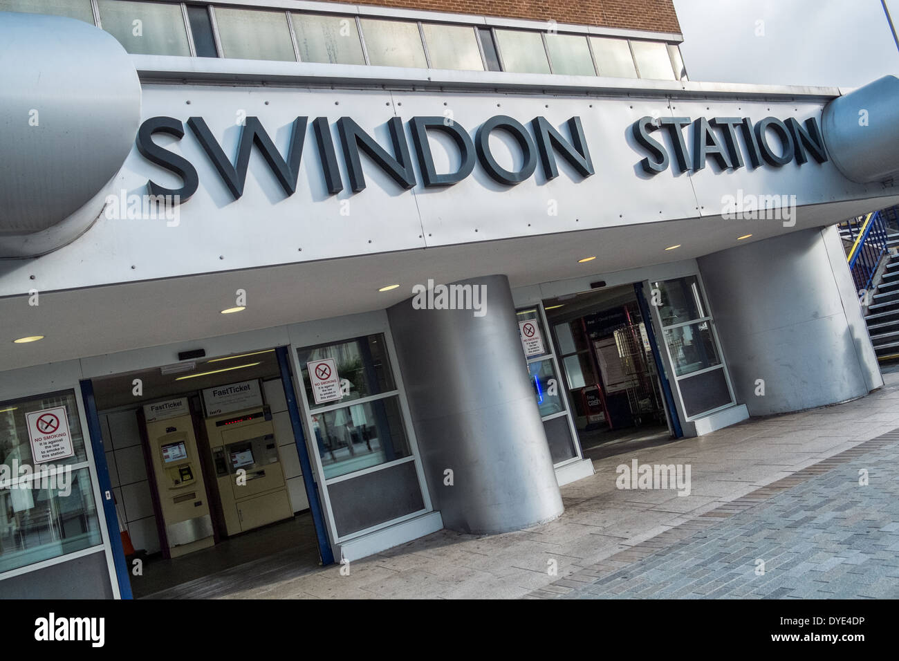 Il segno e l'ingresso alla stazione ferroviaria a Swindon, Wiltshire, Regno Unito Foto Stock