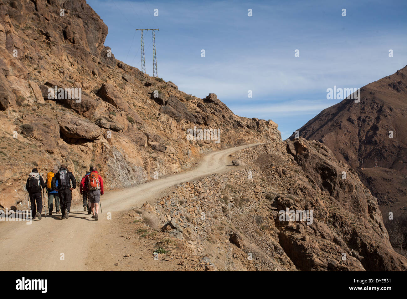 Escursionisti iniziano il loro cammino nelle montagne Atlas Foto Stock