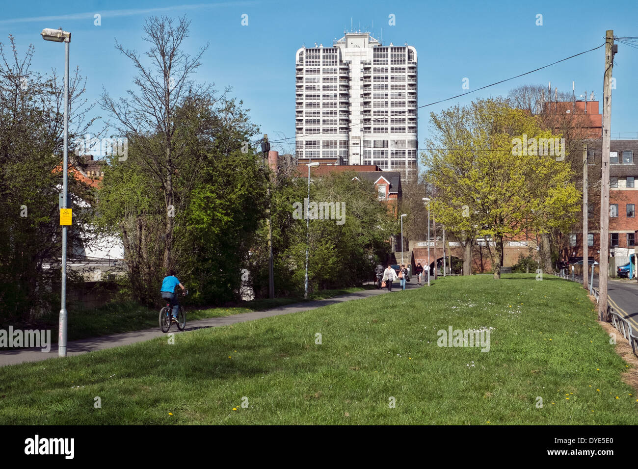 Una vista di David Murry John tower nel centro città di Swindon dal riempito in Kennet & Avon canal con persone sul percorso di traino Foto Stock