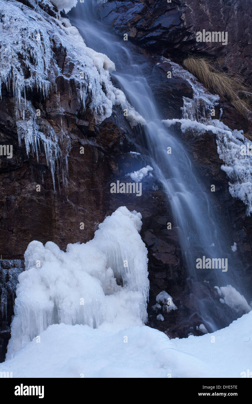 Una cascata di montagna d'inverno. Foto Stock