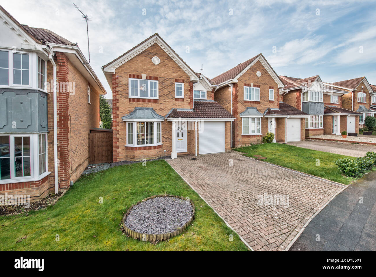 Una fila di moderni estate homes in uno sviluppo a Swindon, Wiltshire, Regno Unito Foto Stock