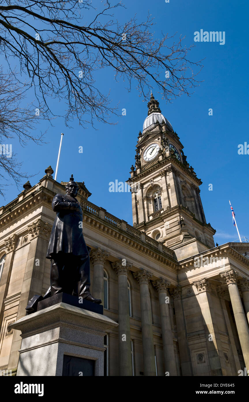 Statua del Dottor Samuel Taylor Chadwick (1809-1876) e il Municipio, Victoria Square, Bolton, Greater Manchester, Inghilterra, Regno Unito Foto Stock