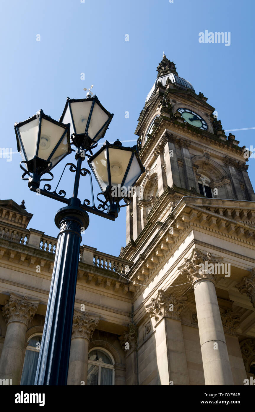 Lampione e la torre dell'orologio del Municipio, Victoria Square, Bolton, Greater Manchester, Inghilterra, Regno Unito Foto Stock