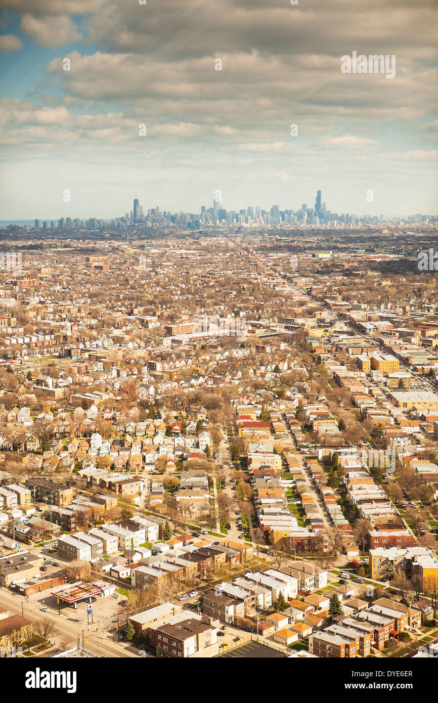 Vista aerea della periferia e della città di Chicago, Illinois, Stati Uniti, presi da un elicottero Foto Stock