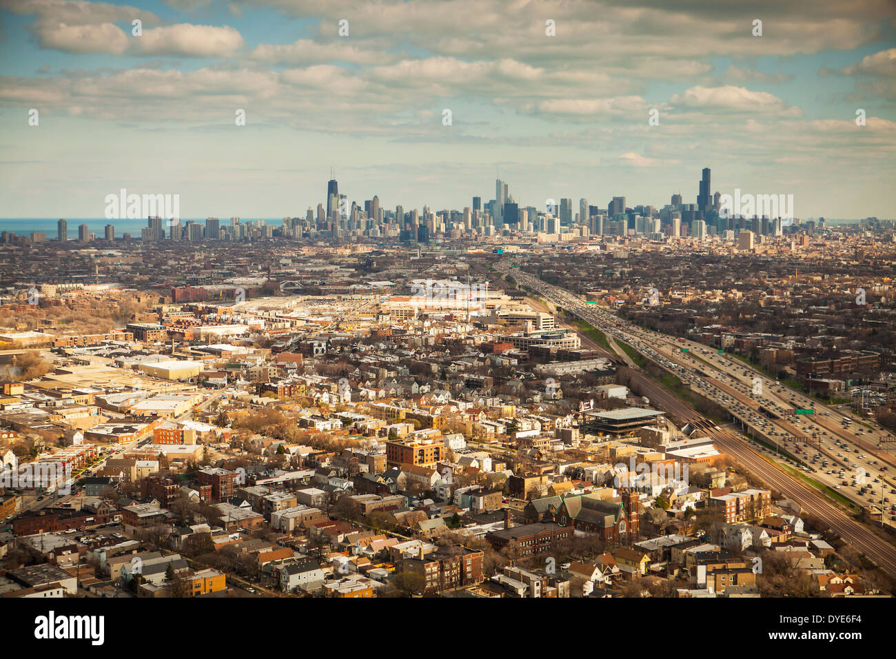 Vista aerea della periferia e della città di Chicago, Illinois, Stati Uniti, presi da un elicottero Foto Stock