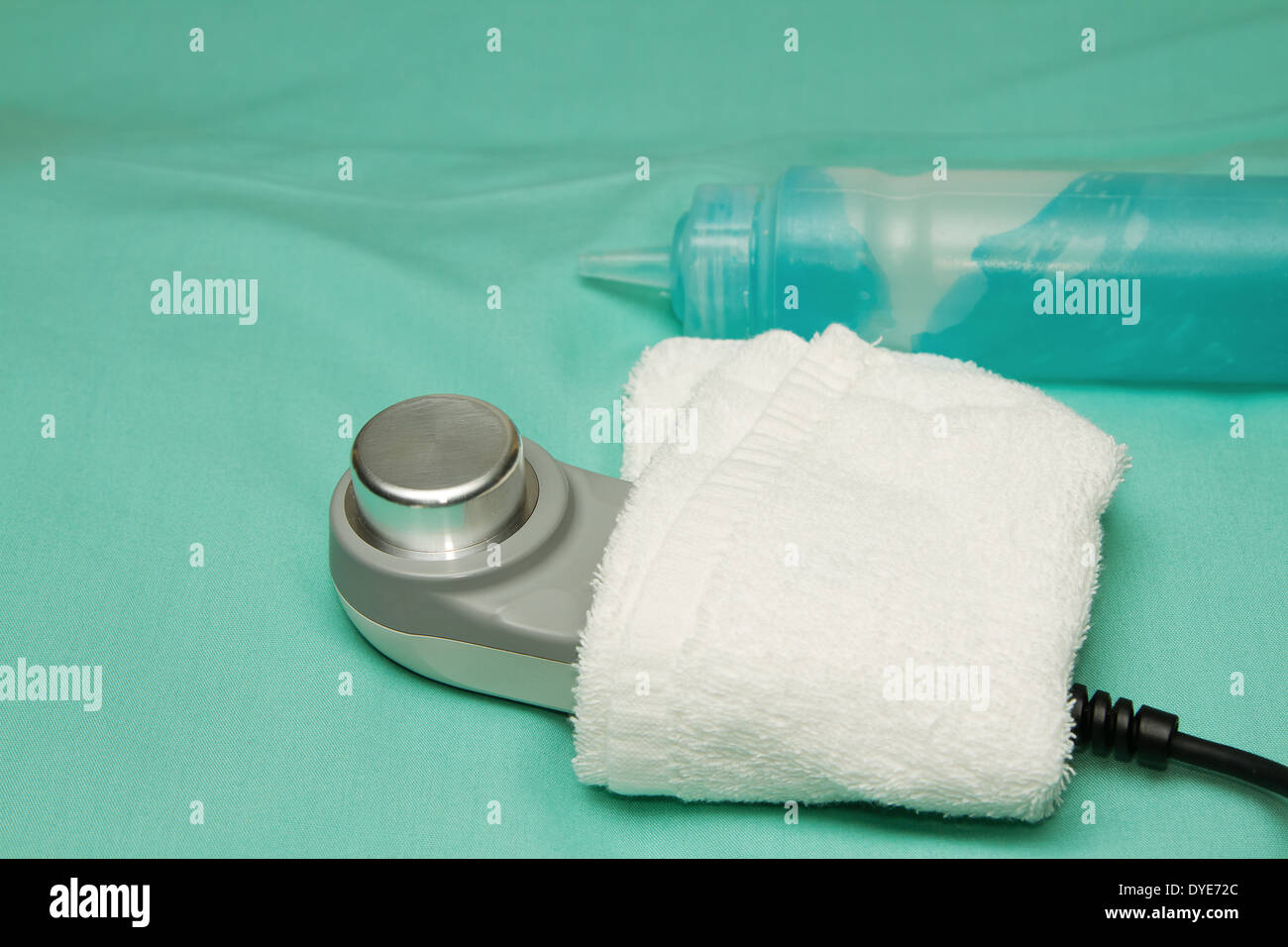 Testa di ultrasuoni trasduttore con gel , attrezzature mediche utilizzate per rilasciare il dolore Foto Stock