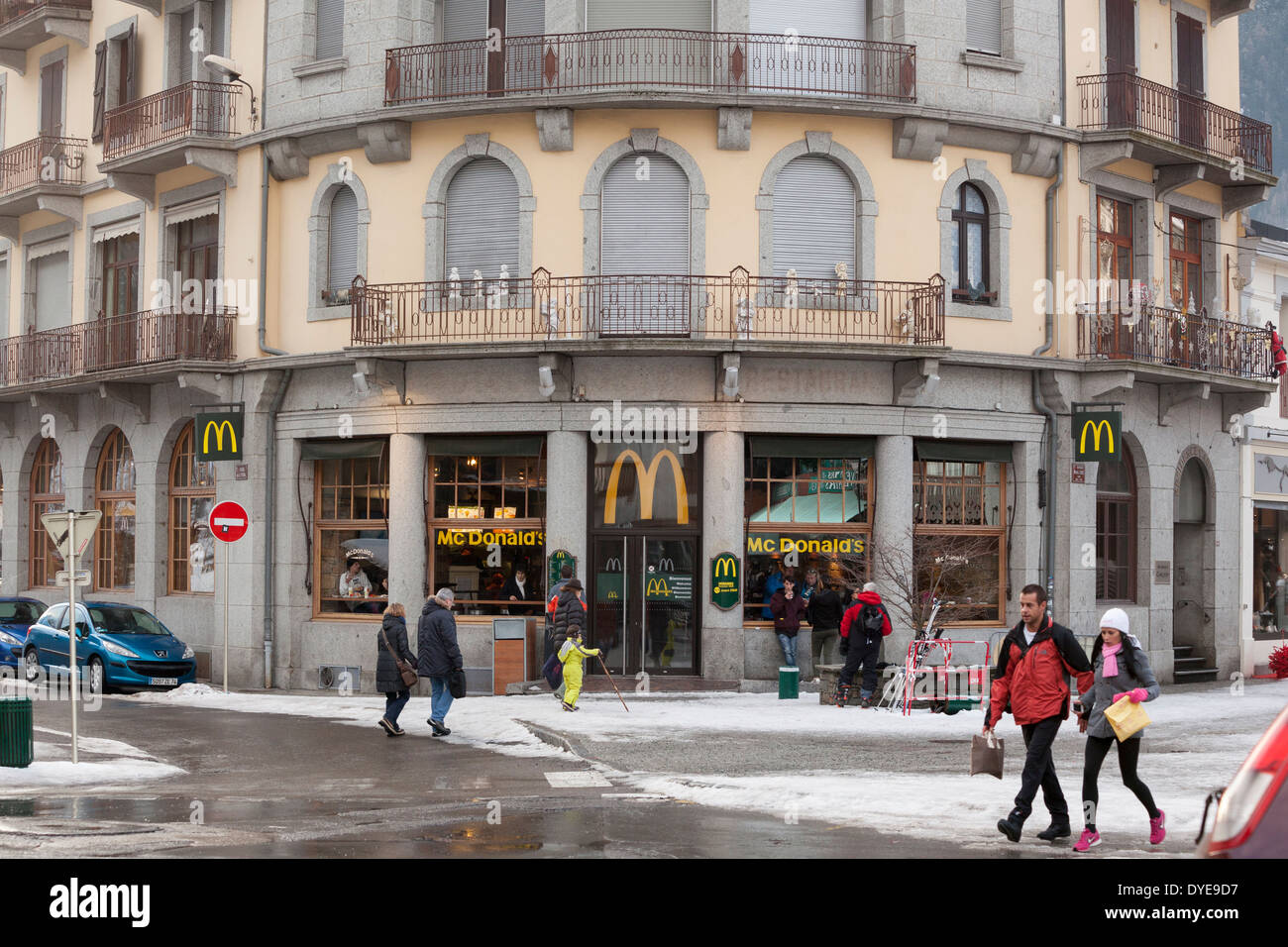 I pedoni passano per il McDonald di fast food in franchising nel villaggio di Chamonix Mont Blanc. Foto Stock