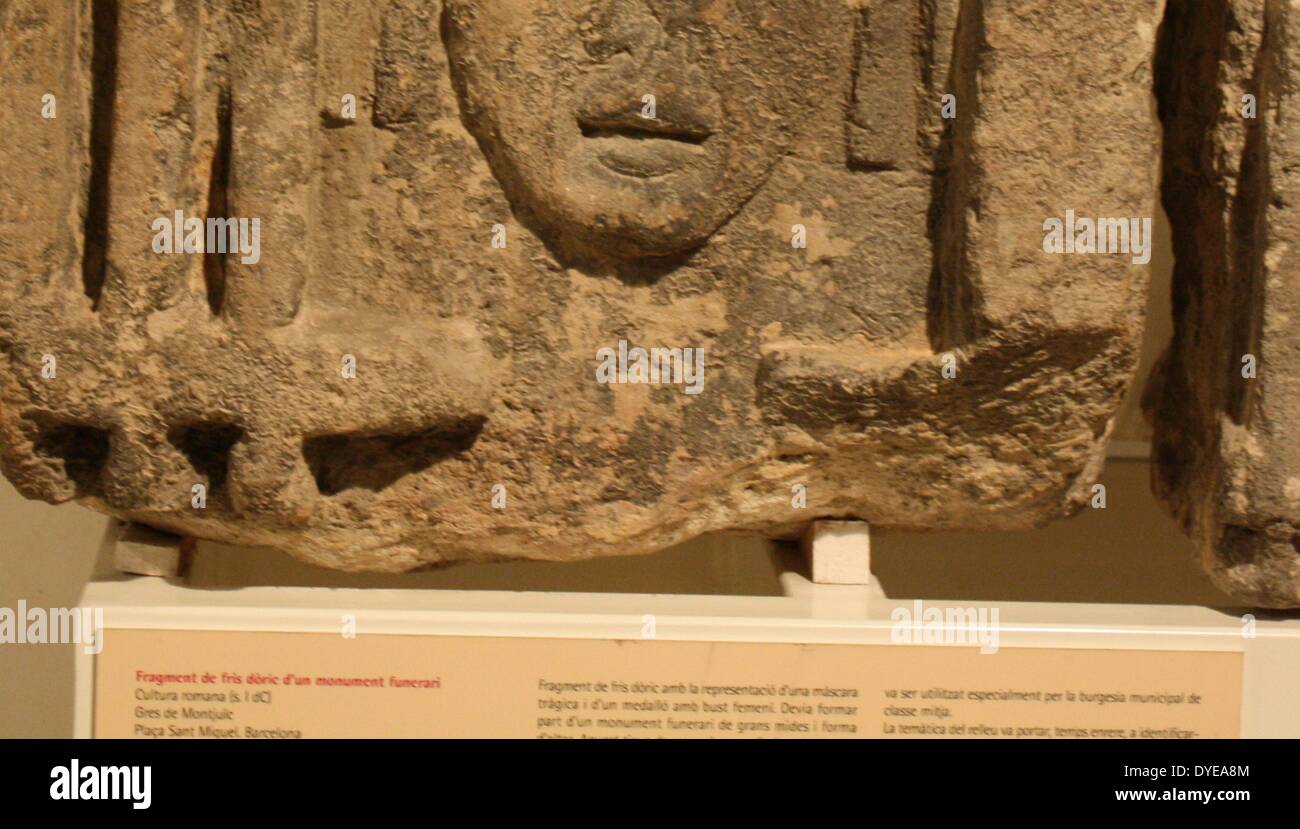 Da frammenti di un antico romano monumento funebre. Barcellona. Spagna 2013 Foto Stock