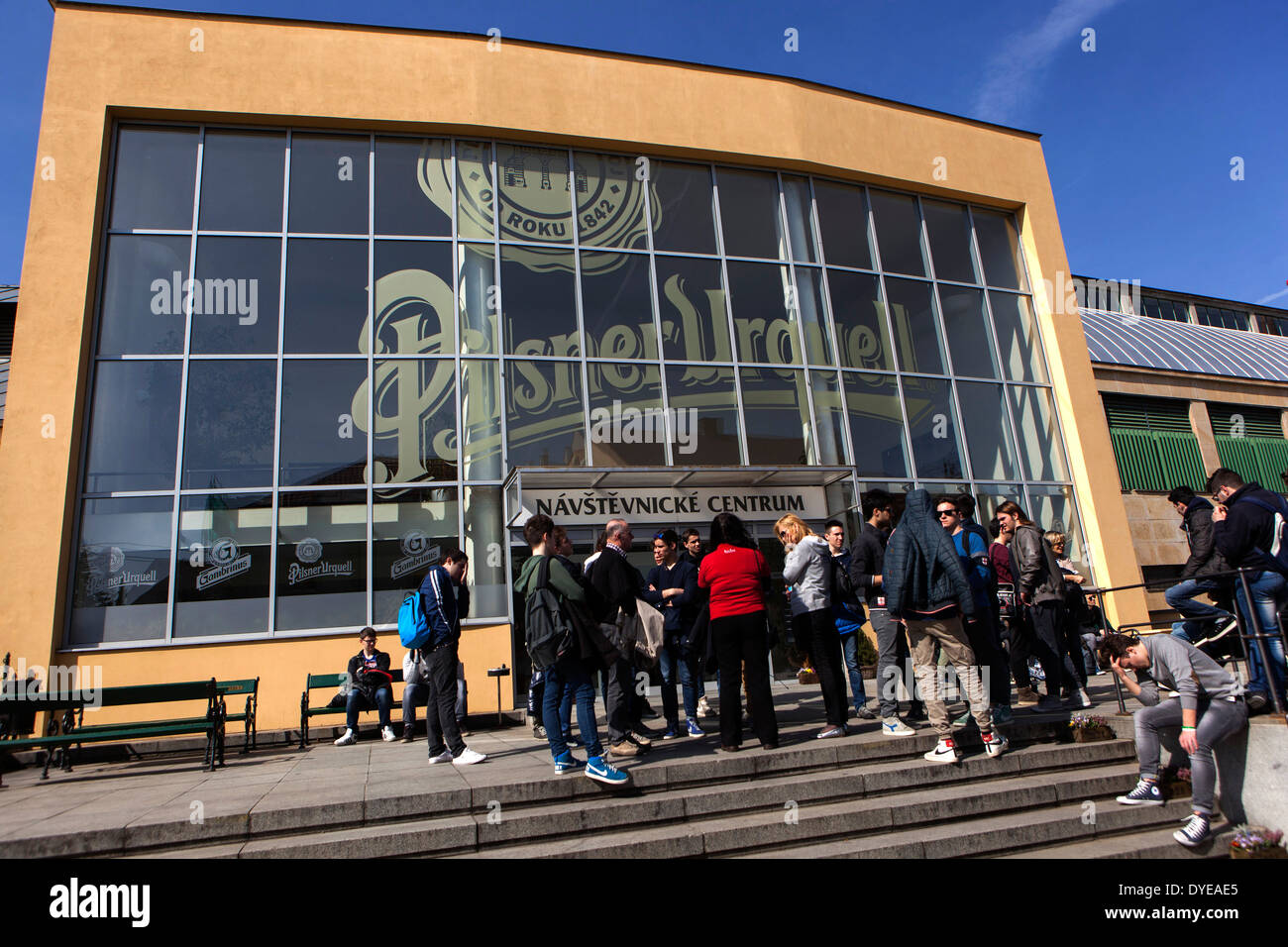 I visitatori del Pilsner Urquell Center e del Pilsen Brewery Centre visitano Plzen, Repubblica Ceca Foto Stock