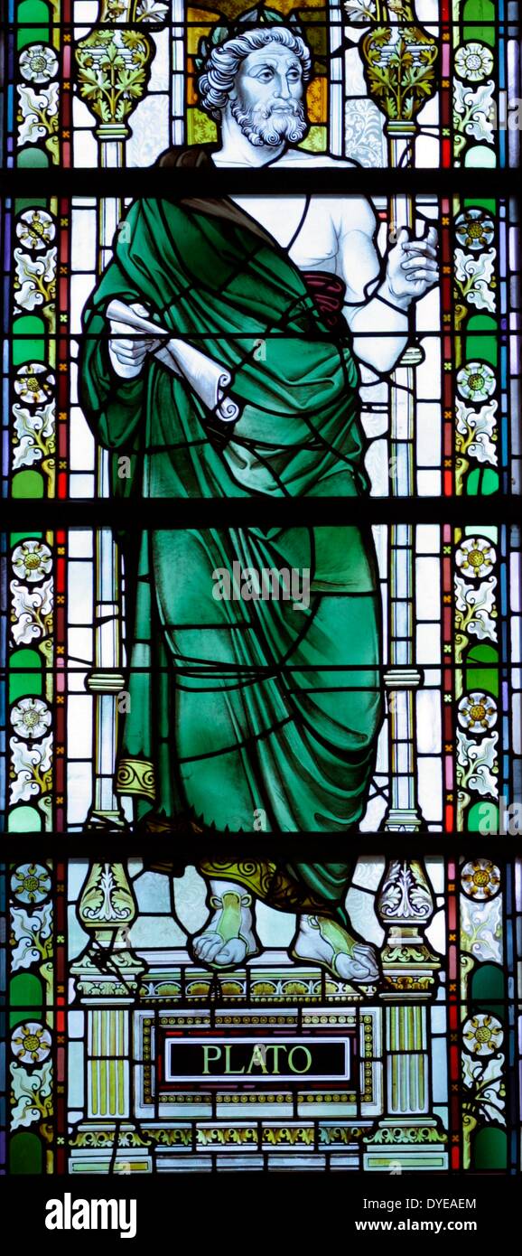Plato 428/427 BC - 348/347 A.C. filosofo nella Grecia classica. Egli era anche un matematico, studente di Socrate, scrittore di dialoghi filosofici e fondatore dell'Accademia di Atene, il primo istituto di istruzione superiore nel mondo occidentale, raffigurato in una vetrata a Rijks Museum di Amsterdam, Olanda. Foto Stock