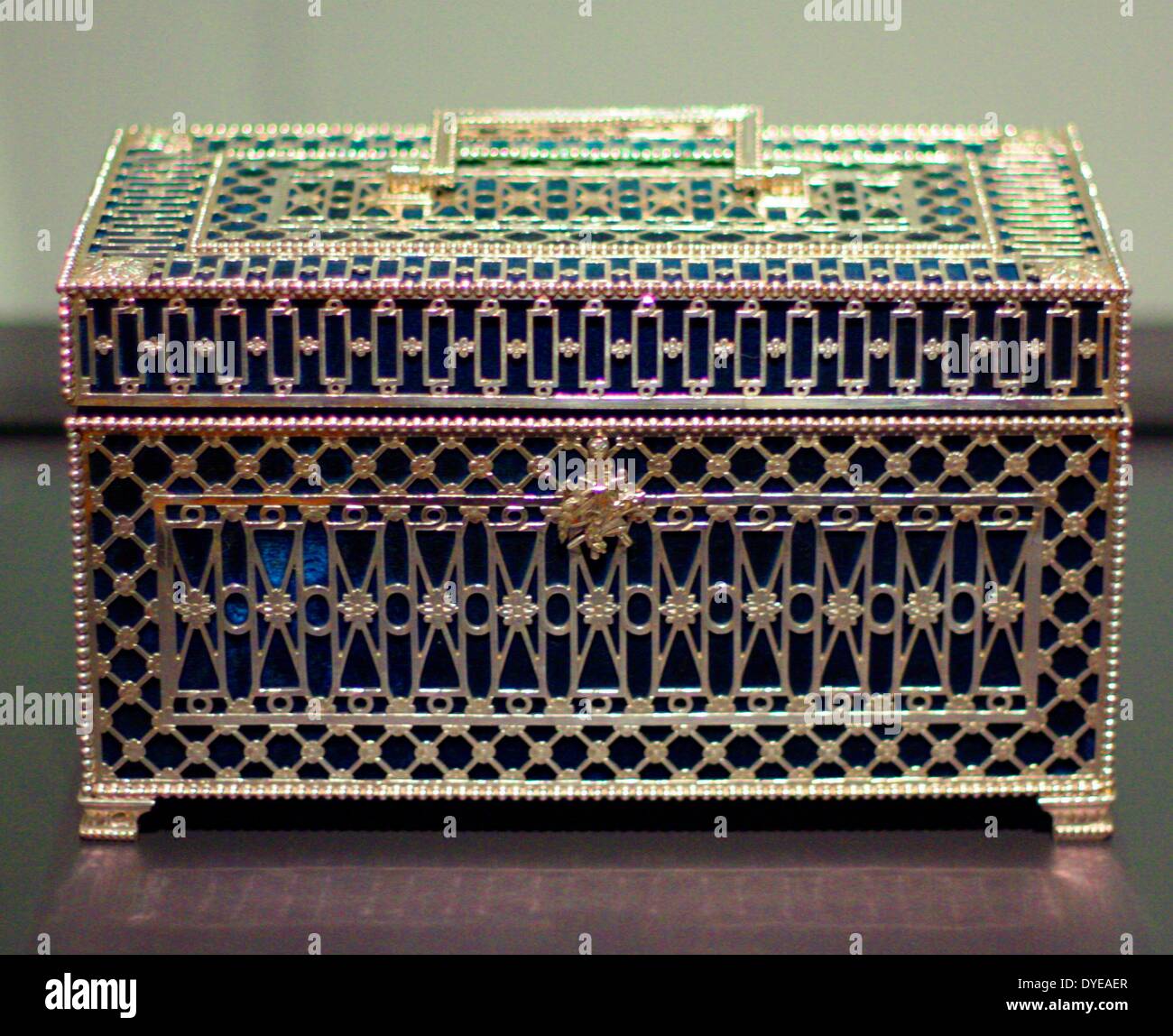 Teca in argento da Johannes Schiotling neoclassico e argento in Amsterdam. Amsterdam era il più importante centro di argento metallurgici nei Paesi Bassi durante il periodo neoclassico. Lo svedese nato Schiotling era uno dei principali argentieri di questo tempo. In seguito la sua formazione in Goteborg, divenne un maestro argentiere ad Amsterdam nel 1762. Sebbene inizialmente ha lavorato in stile rococò, presto ha imparato l idioma neoclassico. Foto Stock