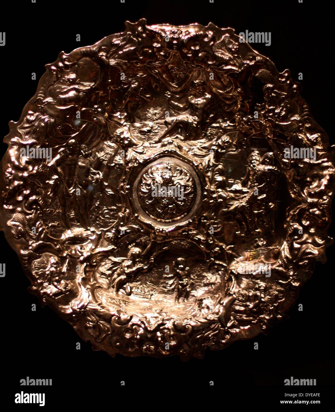 Ewer e bacino, Johannes Grill (1614-1670) Amsterdam, 1649. Scene inseguito su argento erano una specialità di Amsterdam. Questo ewer bacino e dimostrare Johannes Grill la maestria nella combinazione fantasiosa motivi con figure classiche. Il suo lavoro era ammirata anche al di fuori dei Paesi Bassi. Questo ensemble, per esempio, è stata fatta per Edward Sebright, un gentiluomo inglese. Questi esposizione campioni sono stati utilizzati per lavare le mani prima di e dopo un pasto. Foto Stock