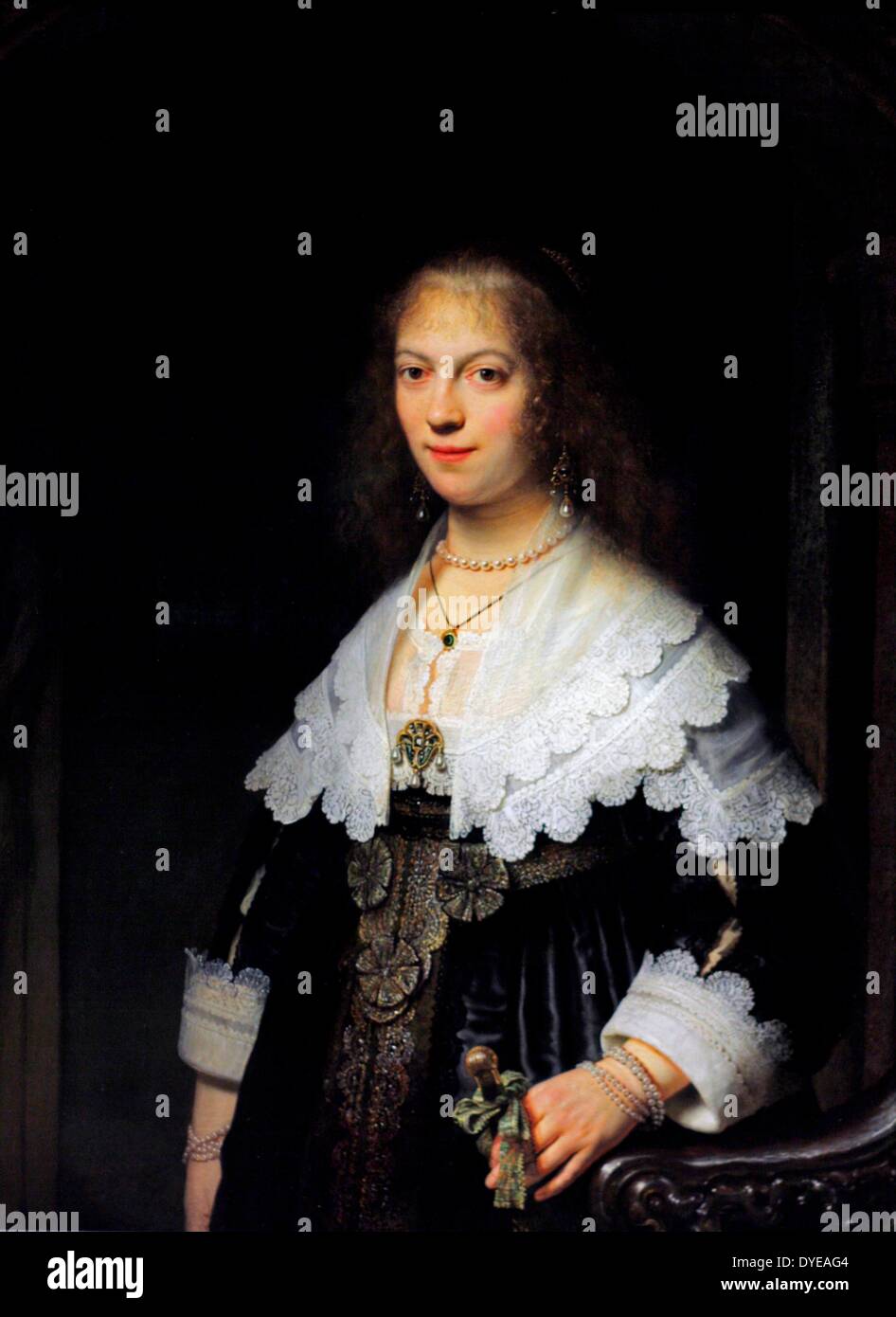 Ritratto di una donna, eventualmente Viaggio di Maria da Rembrandt Harmensz van Rijn (1606-1669) olio su pannello, 1639. Il giovane scrittore è assunto da Maria viaggio, la figlia di un ricco mercante di Amsterdam. Essa visualizza la sua ricchezza con orgoglio. Il suo vestito è rifinito con biancheria bianca, così fine, è quasi trasparente. Ella lo sport una fortuna in perle e nella mano sinistra ha casualmente tiene il manico di una ventola di piegatura. Nel 1639 questo era ancora un raro e costoso accessorio. Foto Stock