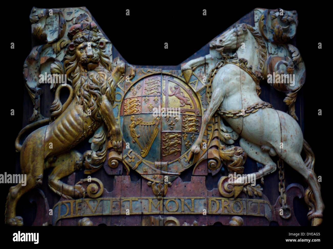 Catturato Royal Crest da una nave da guerra britannica. Guerre anglo-olandese del XVII secolo. Mostra la British Royal standard e motto Foto Stock