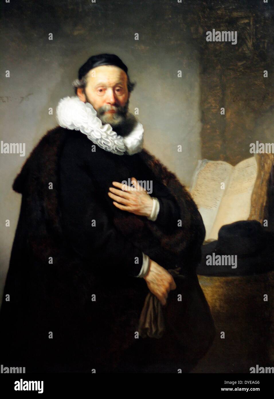 Ritratto di Johannes Wtenbogaert da Rembrandt Harmensz van Rijn (1606-1669), olio su tela, 1633. Il 76 enne Remonstrant ministro, una volta che la Corte è cappellano del Principe Maurice, indossa una calotta (zucchetto) e un 'tabard', una pelliccia mantello - il tipo di abbigliamento studiosi anziani preferito essere ritratte in. Wtenbgaert il fatto è più realisticamente modellati rispetto le sue mani, che può essere stato fatto da un allievo di Rembrandt della bottega. Foto Stock