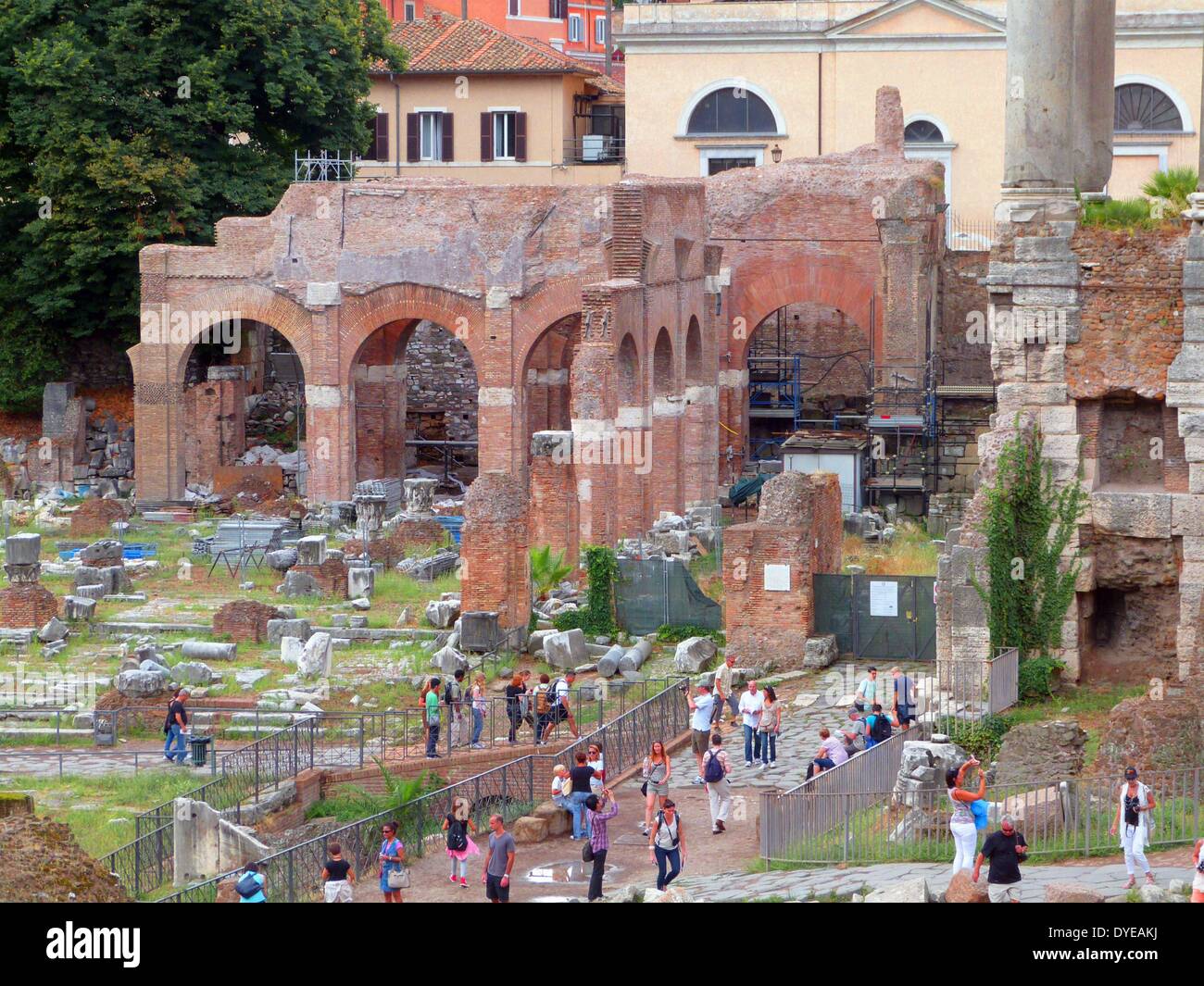 Il Foro Romano è una piazza rettangolare circondata dai resti di antico palazzo del governo nel centro di Roma. Originariamente denominato un marketplace. Roma. Italia 2013 Foto Stock