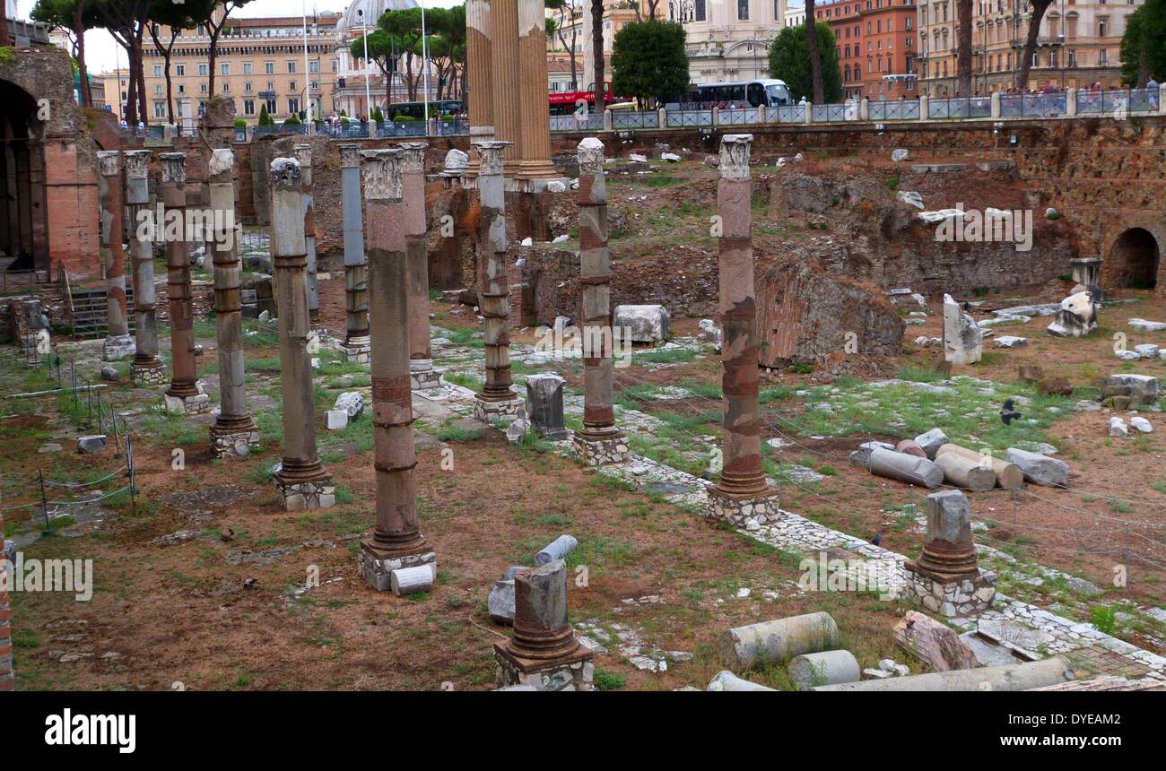 Il Foro Romano è una piazza rettangolare circondata dai resti di antico palazzo del governo nel centro di Roma. Originariamente denominato un marketplace. Roma. Italia 2013 Foto Stock