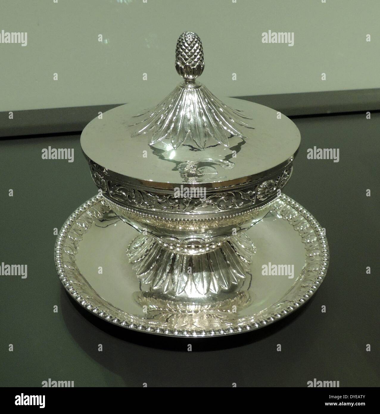 Terrina di lidded e stand. Johannes Schiotling (1730-1799) Amsterdam, 1780. Argento dorato all'interno. Questo insolitamente piccola terrina fu probabilmente realizzata per Giovanni speranza, Amsterdam mercante e banchiere, che era uno dei Schiotling principale del client. Foto Stock