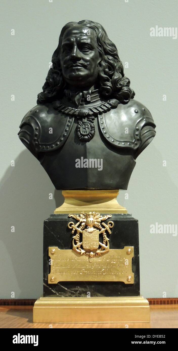 Busto di Michiel Adriaansz de Ruyter (1607-1676) da Josiah Wedgwood. In basalto nero di coccio su base di marmo e bronzo dorato, Staffordshire, c. 1780, la base probabilmente i Paesi Bassi, c. 1795-1810. Questo ritratto di Ammiraglio de Ruyter faceva parte di una serie di busti di eroi di storia Olandese prodotta dal costruttore inglese Josiah Wedgwood, soprattutto per il mercato olandese. La base è stata realizzata appositamente per questo busto; fu probabilmente prodotte nei Paesi Bassi. Foto Stock