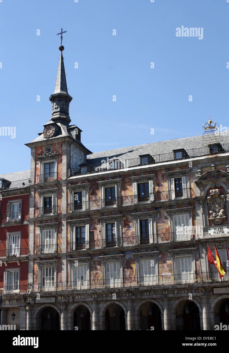 Viste della Plaza Mayor. Un central plaza nella città di Madrid fu costruita durante il periodo Habsburgh. Vi è una statua di bronzo di re Filippo III nel centro della piazza. Madrid. Spagna 2013 Foto Stock