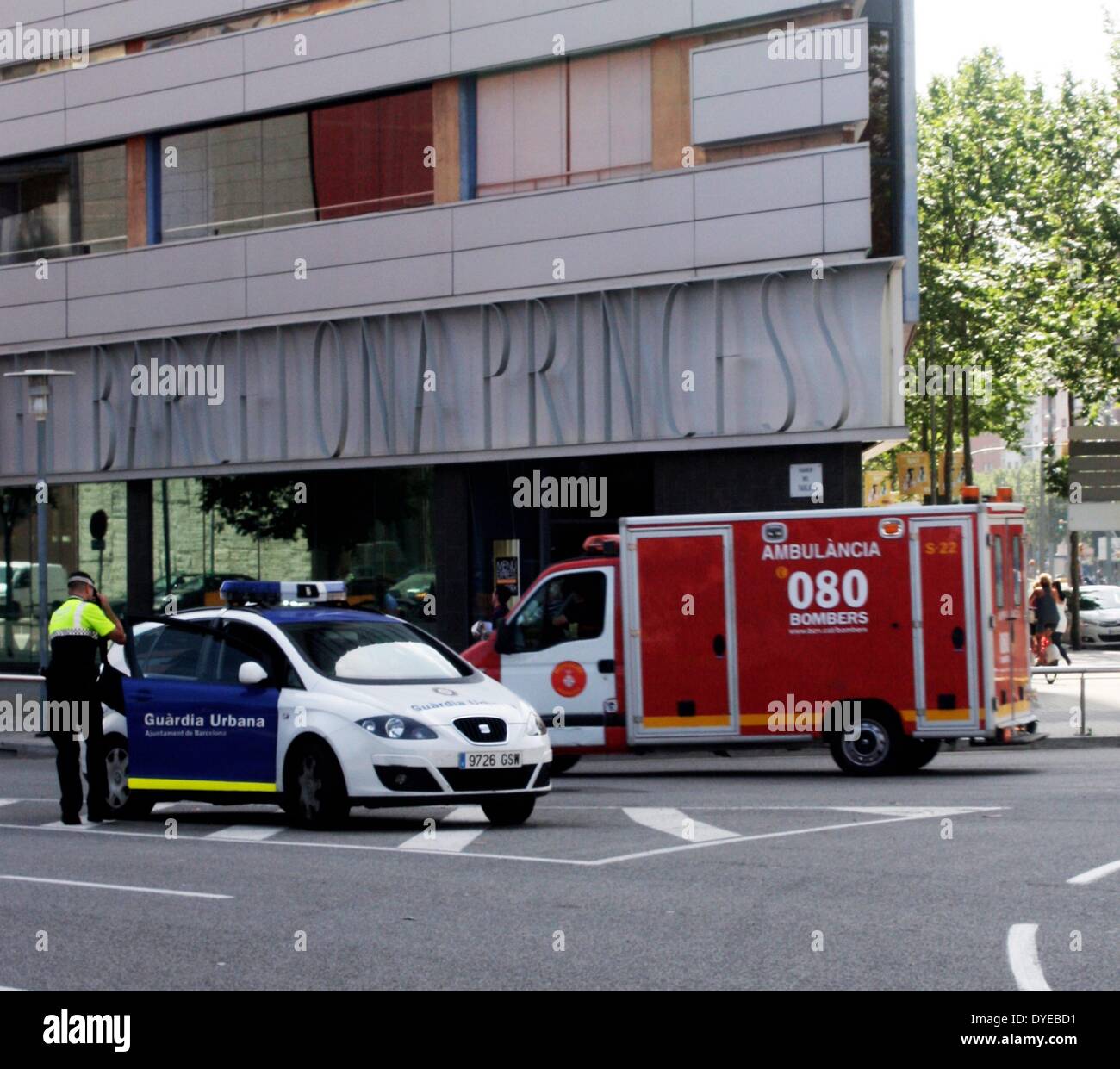 Cooperazione di polizia e ambulanza veicoli di emergenza a Barcellona. Barcellona Foto Stock