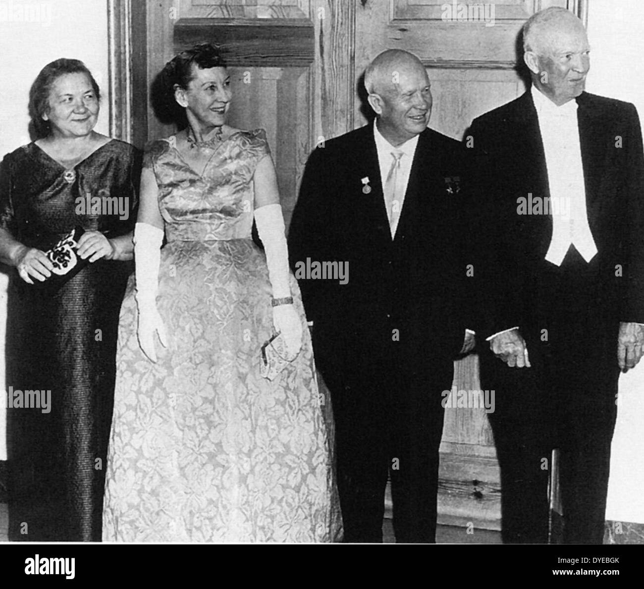 Nikita Khrushchev e Presidente Dwight Eisenhower e le loro mogli durante una visita negli Stati Uniti, dal leader sovietico nel 1959 Foto Stock