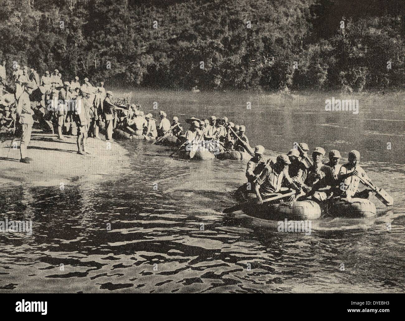 Le truppe giapponesi racchetta su un fiume nel Sud Est Asiatico durante l occupazione giapponese della Seconda Guerra Mondiale. Circa 1940-42 Foto Stock