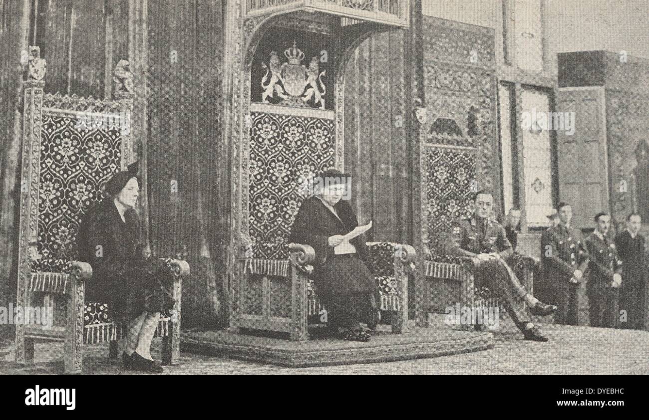 Regina Wilhelmina risolve il parlamento olandese 1945. Ella è fiancheggiata dalla principessa Juliana e Prince Bernhard. Foto Stock