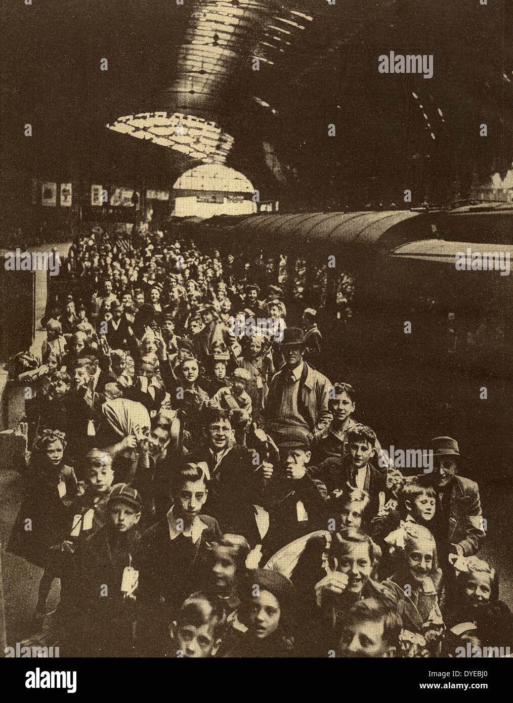 Bambini inglesi in corrispondenza di una stazione ferroviaria di essere evacuato da Londra durante la Seconda Guerra Mondiale. 1940 Foto Stock