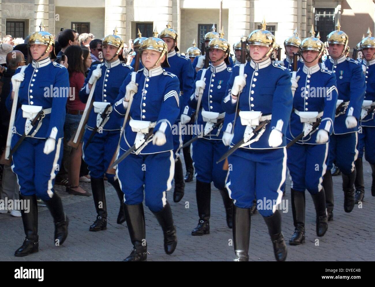 Un militare di guardia d'onore su parade presso il Palazzo Reale nella città di Stoccolma, Svezia. 2012-2017 Foto Stock