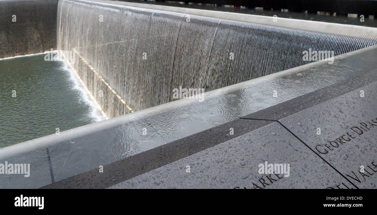 Ground Zero Memorial (riflettente assenza), per onorare le vittime dell'11 settembre 2001 attentato al World Trade Centr ewhich destroed le Torri Gemelle. La città di New York , USA Foto Stock