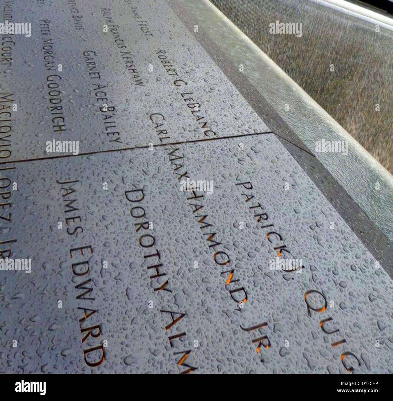 Ground Zero Memorial (riflettente assenza), per onorare le vittime dell'11 settembre 2001 attentato al World Trade Centr ewhich destroed le Torri Gemelle. La città di New York , USA Foto Stock