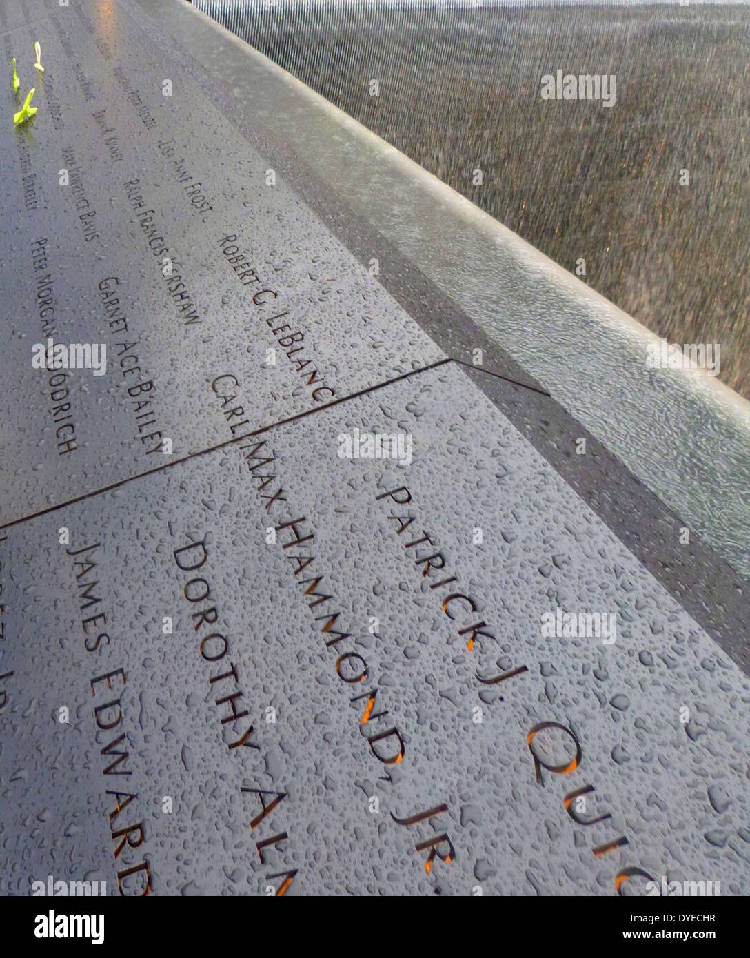 Ground Zero Memorial (riflettente assenza), per onorare le vittime dell'11 settembre 2001 attentato al World Trade Centr ewhich destroed le Torri Gemelle. La città di New York , USA Foto Stock