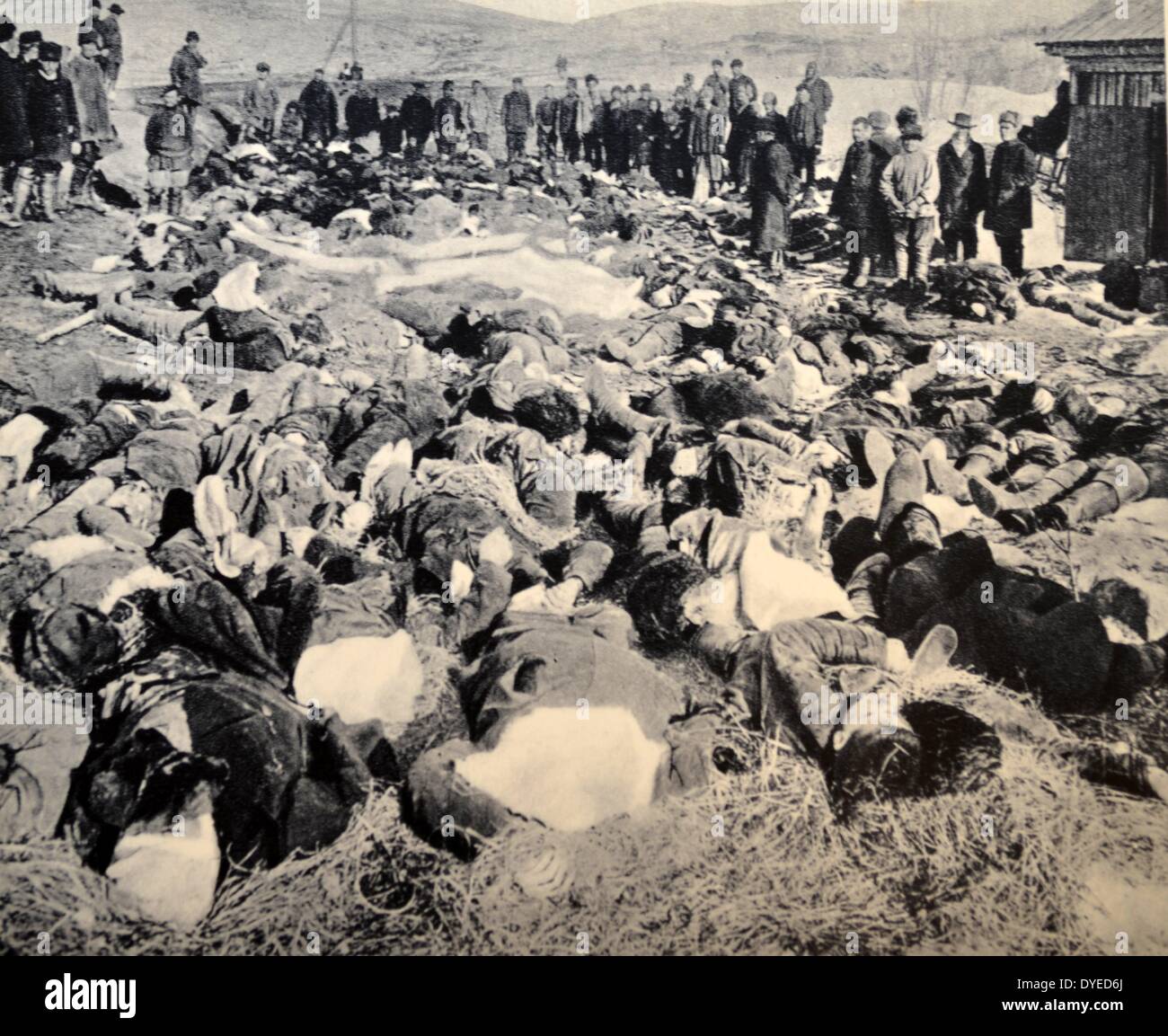 Fotografia del massacro di Lena, la ripresa di coniatura goldfield lavoratori dai soldati dell'Imperial esercito russo il 17 aprile 1912. Datata 1912. Foto Stock