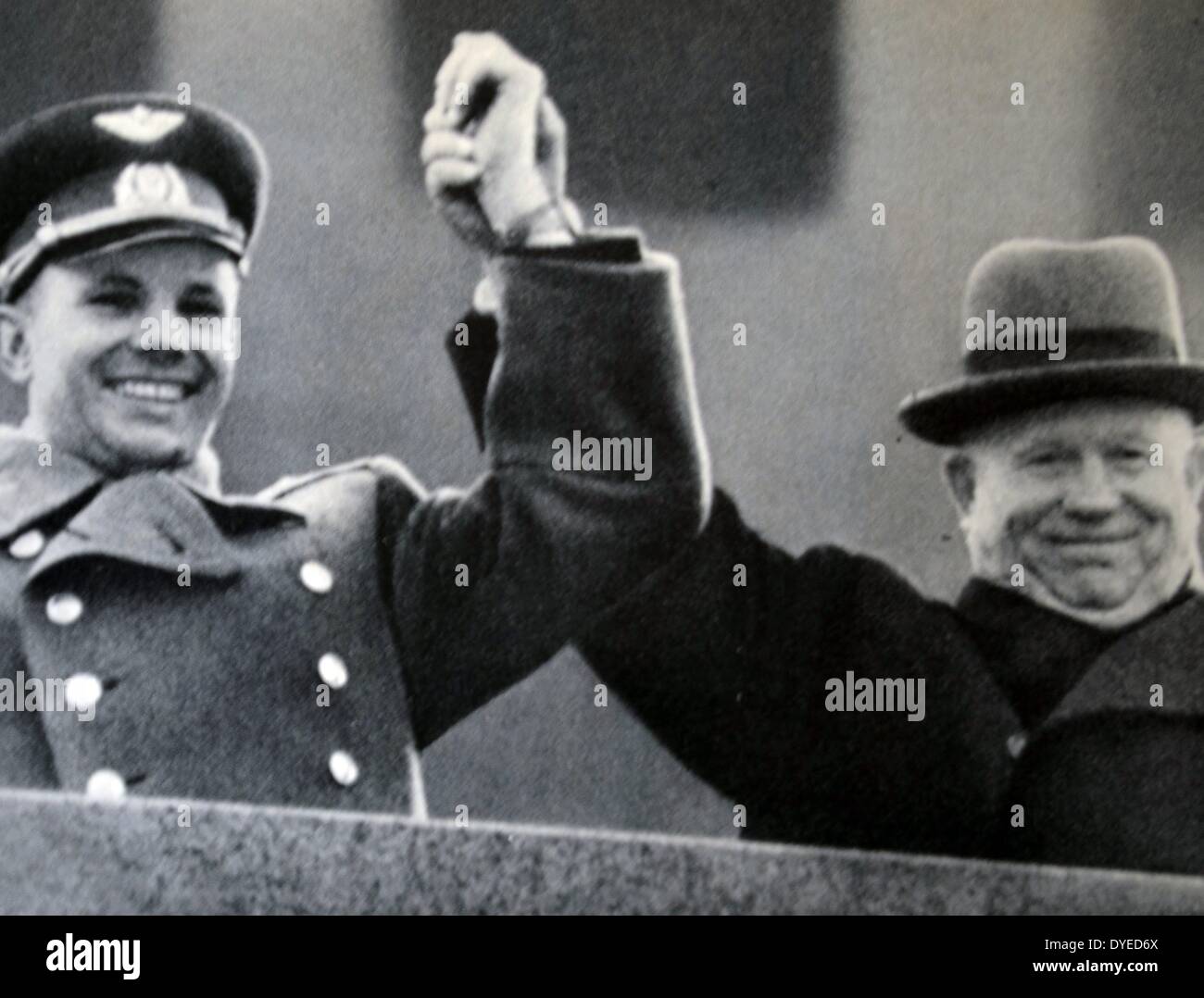Yuri Gagarin con Nikita Khrushchev a Mosca Vnukovo aeroporto dopo Gagarin il volo storico nel 1961. Foto Stock